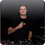 Den DJ aus dem Off für Dein Event buchen? Das geht hier bei uns.
Denn mit DJ Paul steht ein DJ am Pult der sowohl die öffentlichen Gigs mit Fingerspitzengefühl spielt als auch die anspruchsvolle Privatparty.   