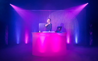 Diese Leuchtbar kann man als DJ Booth oder als Bar in verschiedenen Varianten mieten